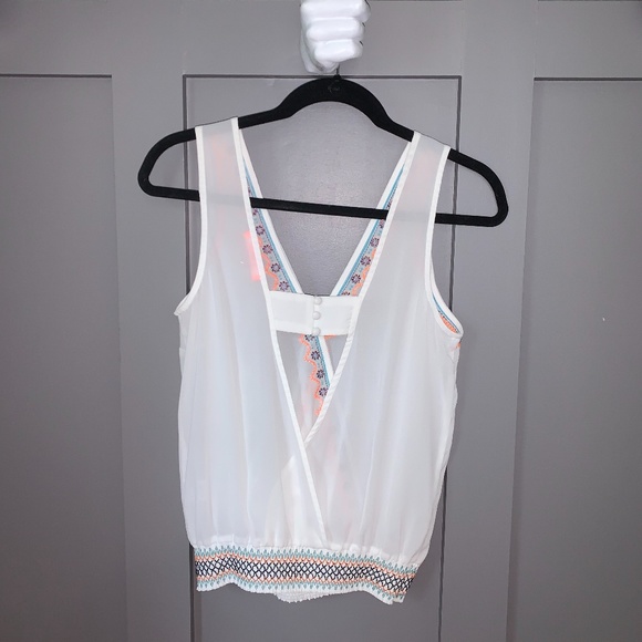 NWOT White Lulumari Blouse with Floral Pattern - Picture 4 of 6